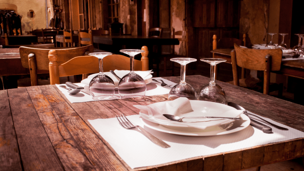 the interior of a restaurant with tables and chairs